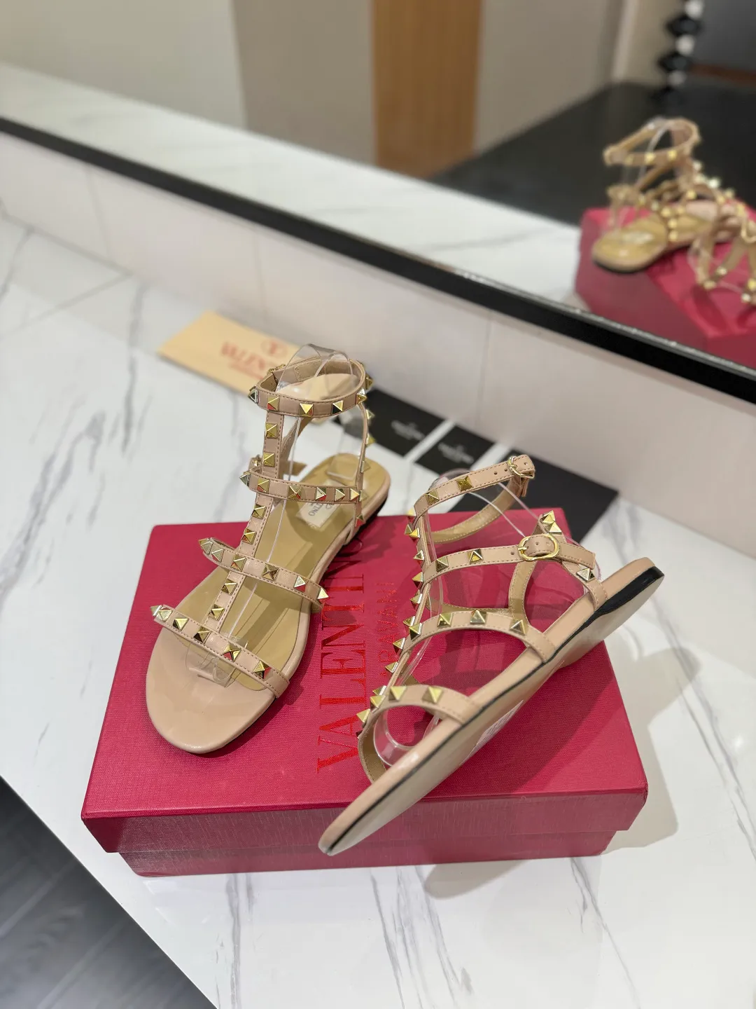 👟👟Ex-factory price 520👟👟 Valentino/Valentino rivet VT classic ankle-wrap rivet sandals, timeless 🆕 deeply rooted in people's hearts❤️A must-have item that never goes out of style🫰top replica! The side curves are perfect, the original molded custom-made rust-free rivets, and the textured hardware bring out a full sense of high-end, giving you a genuine foot feel! The first choice for high-end customers❤️ [Material] Upper: Original imported customized cowhide Inner lining: Original imported goatskin Outsole: Imported pearlescent leather outsole Code number: 35-39 [34, 40, 41, 42 are custom-made and cannot be returned or exchanged]